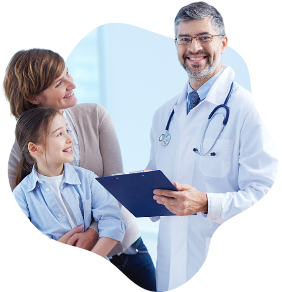 Médico atendendo família